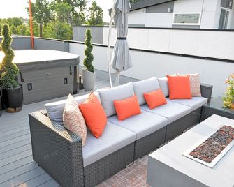 NEW! Spacious and Modern Highlands Townhome with Breathtaking City Views! - דנבר - פטיו