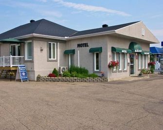 Motel Des Cascades: Whirlpool Superior Room - Baie-Saint-Paul - Rakennus