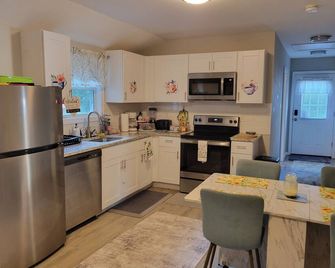 Little House Inn-Family/Pet friendly Private Home-Brimfield-2 bedroom, sleeps 8 - Brimfield - Kitchen