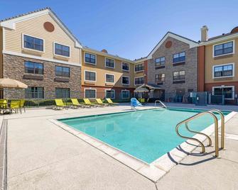 Extended Stay America Suites - San Diego - Carlsbad Village by the Sea - Carlsbad - Πισίνα
