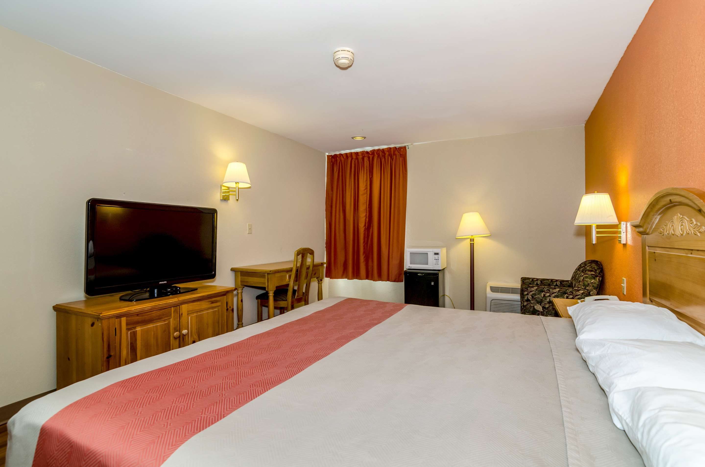 Bedroom view of Motel 6 Newark