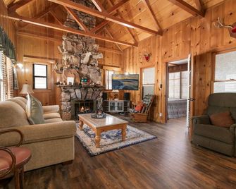 Chalet Des Ours -Comfortable and spacious home with WIFI! Close to everything! - Big Bear Lake - Salon