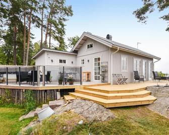 3 Bedroom Beautiful Home In Lidköping - Lidköping