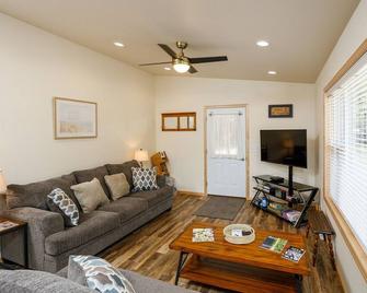 Europe Lake Chateau by Simple Life Rentals - Ellison Bay - Sala de estar