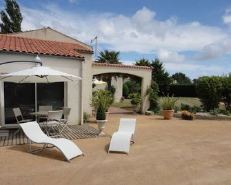 Charming cottage for your vacation, calm near the sea, large beach. Proxi Les Sables. - Talmont-Saint-Hilaire - Patio