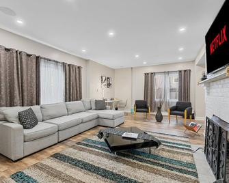 Cozy 4br Home, Sleeps 12, Near Phl, Eagles Field, Upenn, Fast Wi-Fi, Queen Bed, Parking - Lansdowne - Living room