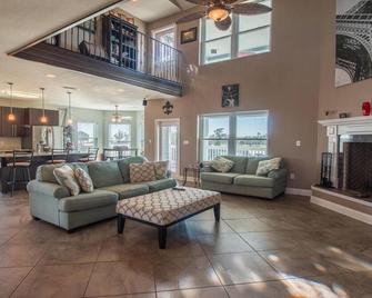 Amazing Beach Getaway In Long Beach Ms- An Hour To New Orleans! Private Pool! - Long Beach - Sala de estar