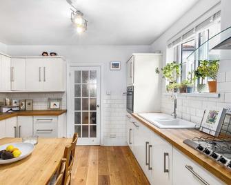 Lovely 2 bed Streatham apt with outside dining - London - Kitchen