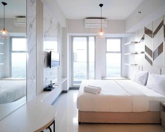 Comfy Studio (No Kitchen) Apartment at Benson Supermall Mansion By Travelio - Surabaya - Soverom