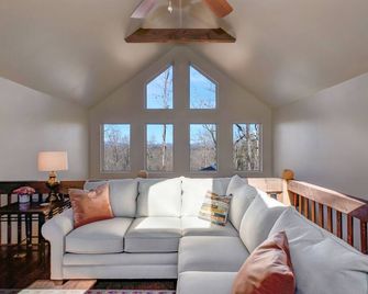 Spacious Luxury 3 Level Cabin w Hot Tub & Fire Pit - Mineral Bluff - Living room