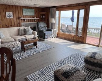 Nothing between you and the Atlantic. Sunrises are spectacular! - Little Compton - Living room