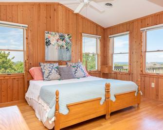 Centrally located spacious home with stunning views of the sound and amenities including elevator - Duck - Habitación