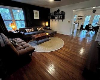 3-bedroom house in serene Calhoun with AC, WiFi, fitness room - Calhoun - Living room