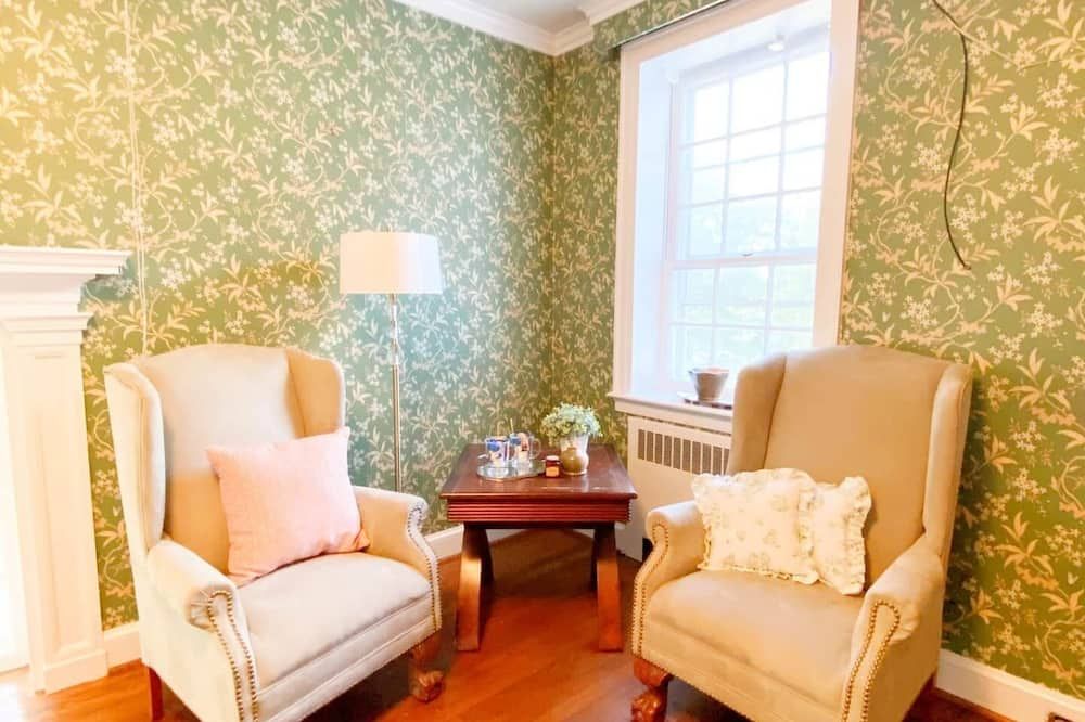 Picture room at The Vintage Oak Estate and venue - Mount Airy - Wohnzimmer