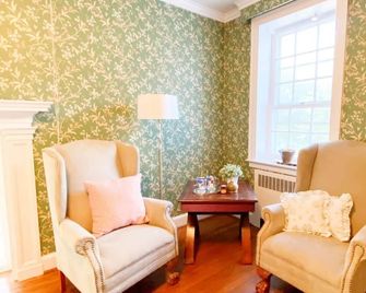 Picture room at The Vintage Oak Estate and venue - Mount Airy - Wohnzimmer