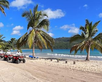 Chalet Tropical Hotel & Restaurant-Pizzeria - Samaná - Beach