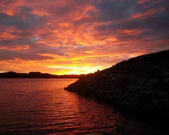 Cabin with panoramic views at the edge of the archipelago with outdoor hot tub - Steinsland - Playa