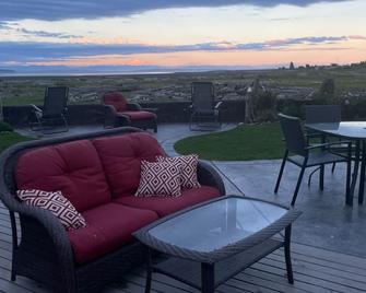 Waterfront private beachfront executive home with amazing views of Mount Baker - Delta - Patio