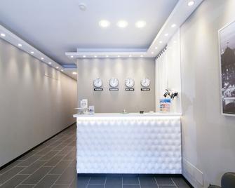 Fly Boutique Hotel - Naples - Front desk