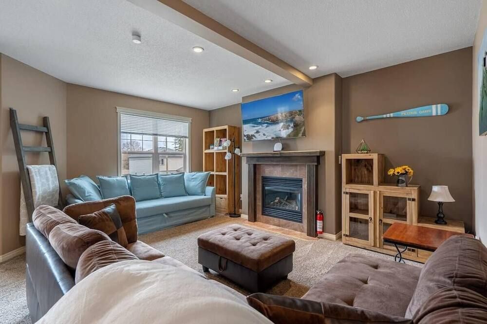 Prairie Oasis | Sleeps 16+ | Bbq, Fireplace & Loft! - Sylvan Lake - Wohnzimmer