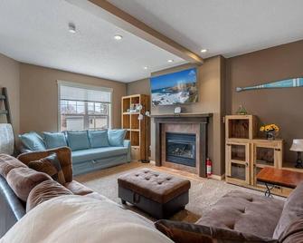 Prairie Oasis | Sleeps 16+ | Bbq, Fire Pit & Loft! - Sylvan Lake - Вітальня