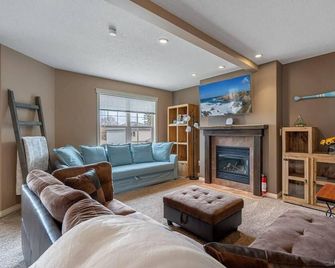 Prairie Oasis | Sleeps 16+ | Bbq, Fireplace & Loft! - Sylvan Lake - Wohnzimmer
