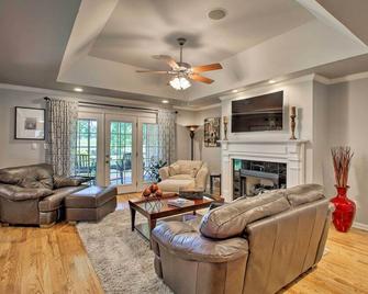 Gallatin House on Long Hollow Golf Course! - Gallatin - Living room