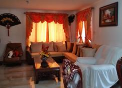 Enjoy your stay at Govenors Hills Subdivision General Trias cavite - General Trias - Phòng khách