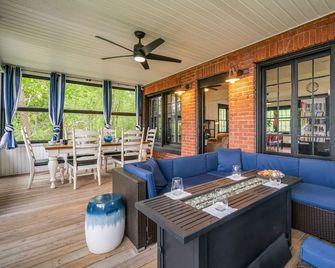 Waverly Place Beach House in the heart of Fort Erie with Private Lakefront Beach - Fort Erie - Restaurant