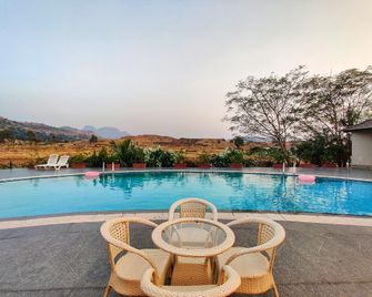 Touchwood Bliss - Igatpuri - Piscina