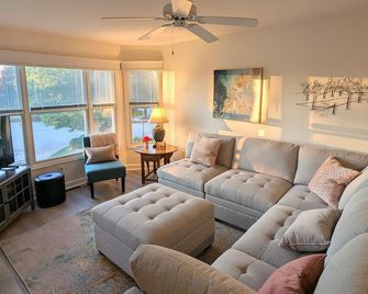 Navigate Manistee for beaches, pools, & outdoor adventure! - Manistee - Sala de estar