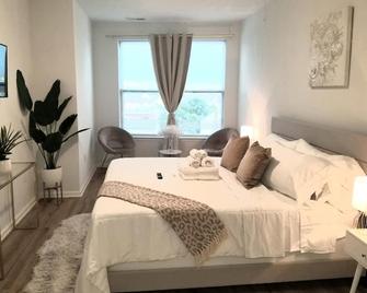 Book Cozy King Bed Now 25 Percent Off Spring Special! - Carteret - Kamar Tidur