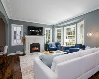 Minnestay Shoreline Villa | Pool - Robbinsdale - Sala de estar