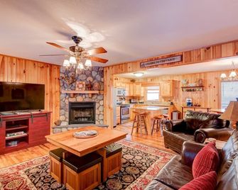 River Roost - On New River Near Boone With Fire Pit, Game Room, Pet Friendly - Todd - Sala de estar