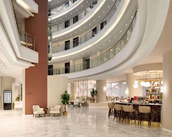 Ramada by Wyndham Bucharest Otopeni Airport - Otopeni - Lobby
