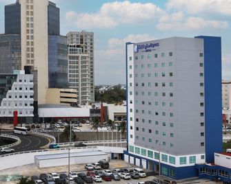 홀리데이 인 익스프레스 베라크루스 보카 델 리오 바이 IHG - 보카 델 리오 - 건물