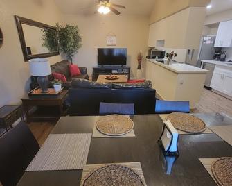 2 Bedroom Condo-Mountain Views-Heated Pool - Apache Junction - Living room