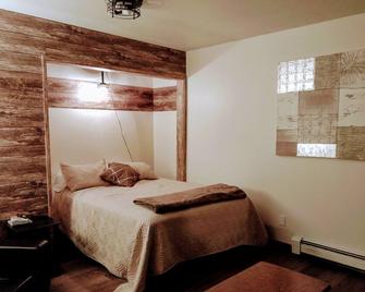 Home-Style, Modernized Rental- Attached to Neil's Winehouse - Portage - Bedroom