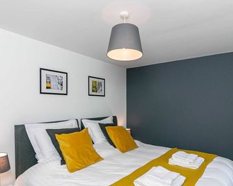 Three Bedroom Apartment By Vesta Serviced Accommodation & Short Lets Hatfield With Free Parking - แฮทฟิลด์ - ห้องนอน