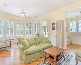 Sleepy Hollow Beach Resort introduces Cottage 7 - South Haven - Living room
