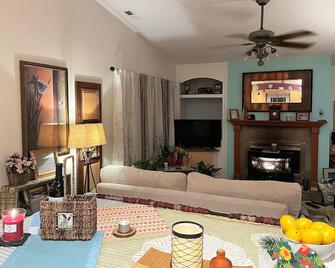 About Time ~~ About You - אשוויל - סלון