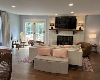 6-bdrm house, complete renovation, 1 mile from historic downtown, quilt museum - Paducah - Living room