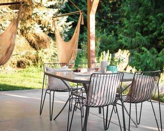 Bellingham Meadows- with hot tub and king size bed - Bellingham - Patio