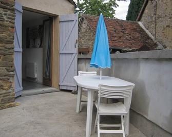 Quiet house, hiking trails, swimming pool, relaxation - Troche - Patio