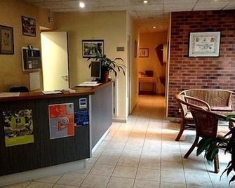 Hôtel Restaurant La Paix La Robe et le Palais - Forges-les-Eaux - Front desk