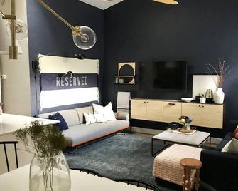 Quiet, convenient & Modern Haven - Gainesville - Living room
