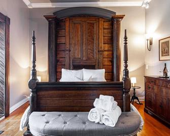 Lake Suite with Sunroom by Henry House Stays - Stratford - Bedroom