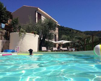 Authentic retreat location in peaceful surroundings and infinite sea views - 세보르가 - 수영장