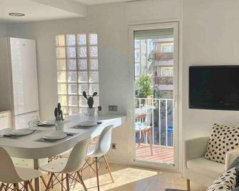 Sea view charming apartment with private parking. Enjoy it! - Calella - Dining room