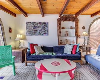 Rosarito Beach Home in Las Gaviotas w/ Ocean Views - Puerto Nuevo - Wohnzimmer